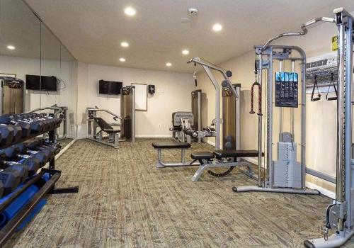 Fitness center with exercise equipment at Haverford法院 apartments for rent in 费城, PA